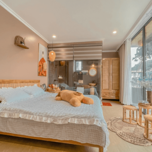Phòng ngủ view đồi thoáng sáng – Thiết kế tinh tế cho kỳ nghỉ trọn vẹn